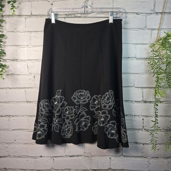 HEART SOUL BLACK FLARED SWING SKIRT WITH WHITE EMBROIDERED FLOWERS SIAZE 1 - Picture 1 of 5